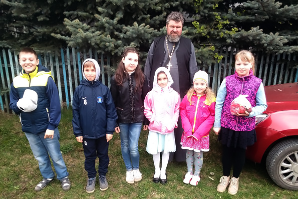 Настоятель храма Смоленской иконы Божией Матери поселка Сухая река навестил пожилых прихожан