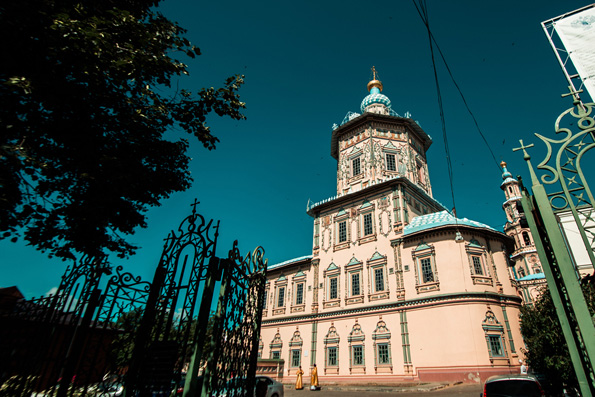 В канун дня памяти апостолов Петра и Павла митрополит Феофан совершил всенощное бдение в Петропавловском соборе Казани