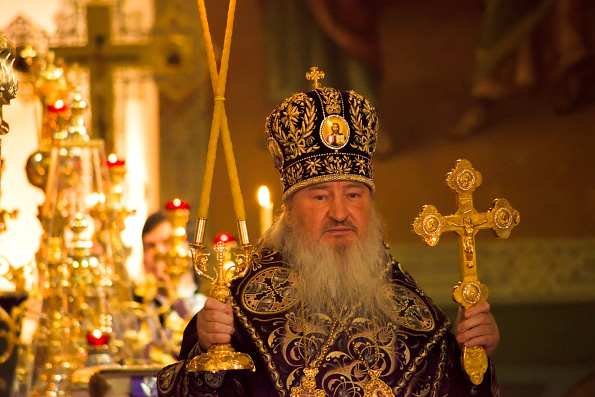 В праздник Происхождения Честных Древ Креста Господня митрополит Феофан совершил Литургию в Благовещенском соборе Казани