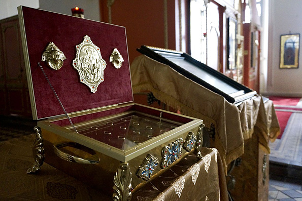 В Елабугу доставили частицы святых мощей апостола Андрея Первозванного и мученика Трифона