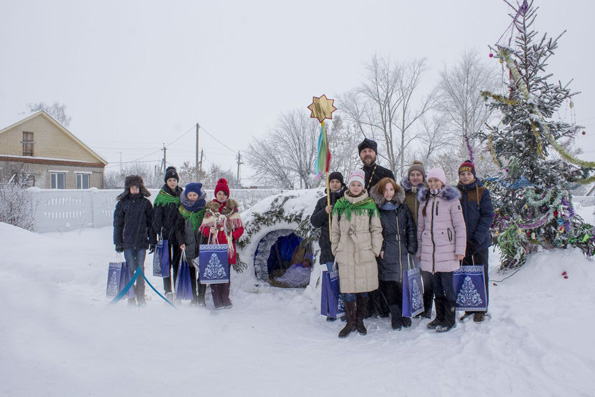Прихожане Пестречинского храма поздравили сельчан с Рождеством