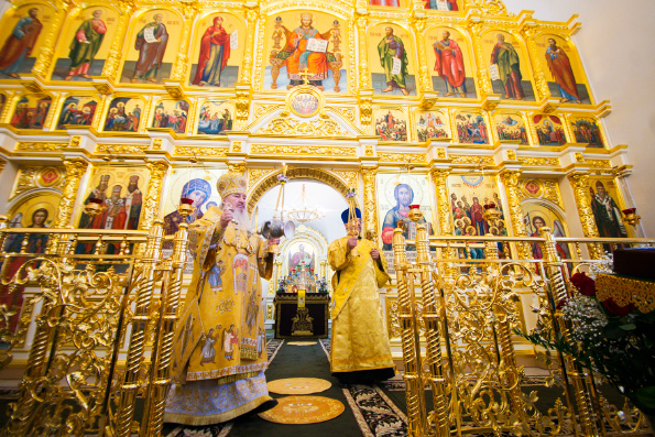 В праздник Собора Казанских святых митрополит Феофан совершил Литургию в Духосошественском храме Казани