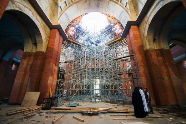 Митрополит Феофан проинспектировал ход строительства собора Казанской иконы Божией Матери