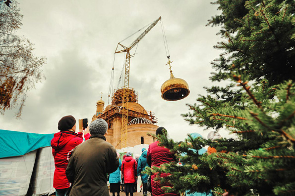 В Набережных Челнах на строящийся храм Казанской иконы Богородицы установили главный купол