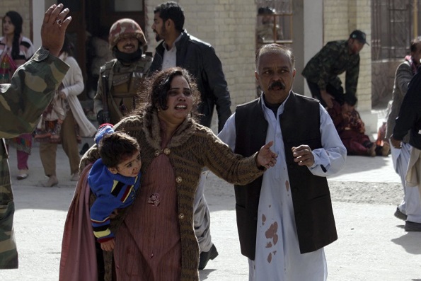 Не менее 8 человек погибли при атаке террористов на храм в Пакистане