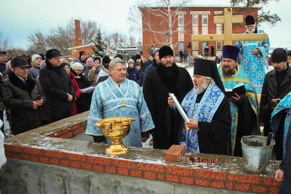 В селе Красный Баран заложили памятную капсулу в основание будущего храма