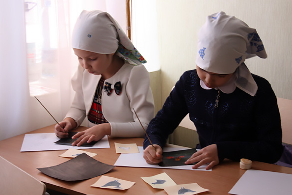Учащиеся воскресной школы Набережных Челнов осваивают необычные техники рисования