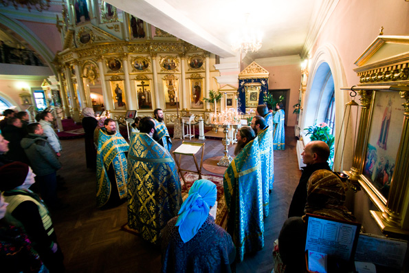 В праздник Похвалы Божией Матери в храмах Татарстанской митрополии прошли богослужения с чтением Акафиста Богородице