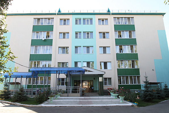 В Буинске школьники со священником посетили дом престарелых