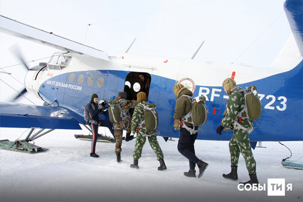 Казанский священник и воспитанники кадетской школы-интерната совершили прыжки с парашютом