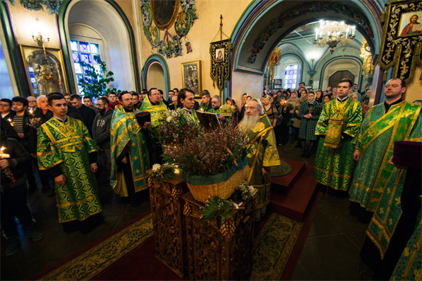 В канун Недели ваий митрополит Феофан совершил всенощное бдение в Петропавловском соборе Казани