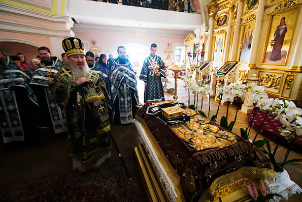 В Великий Пяток митрополит Феофан совершил вечерню с выносом Плащаницы Спасителя в Казанско-Богородицком монастыре