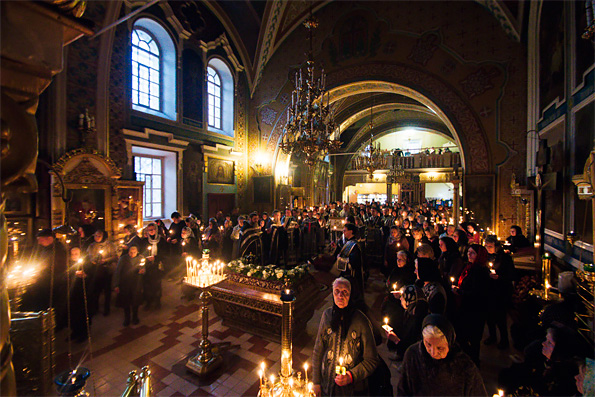 В канун Великой Субботы митрополит Феофан совершил утреню с чином погребения Спасителя в Никольском соборе Казани