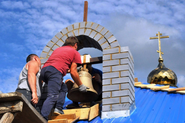 В селе Сетяково установили колокол на звонницу храма