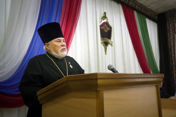 В Елабуге священник провел беседу с сотрудниками полиции