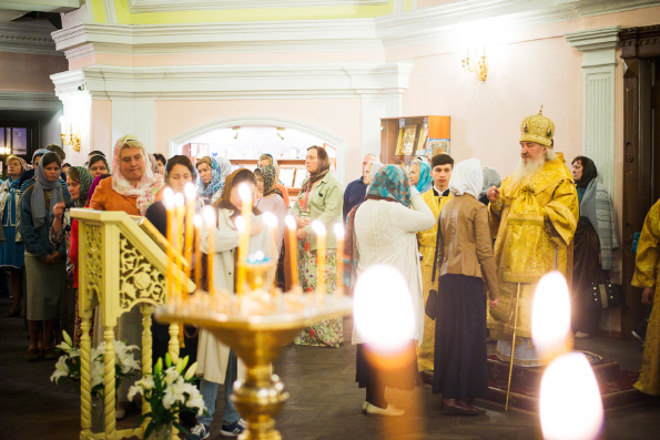 В канун Недели 15-й по Пятидесятнице митрополит Феофан совершил вечернее богослужение в Казанско-Богородицком монастыре