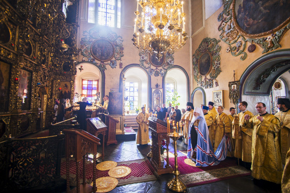 В Неделю 15-ю по Пятидесятнице митрополит Феофан совершил Литургию в Петропавловском соборе города Казани