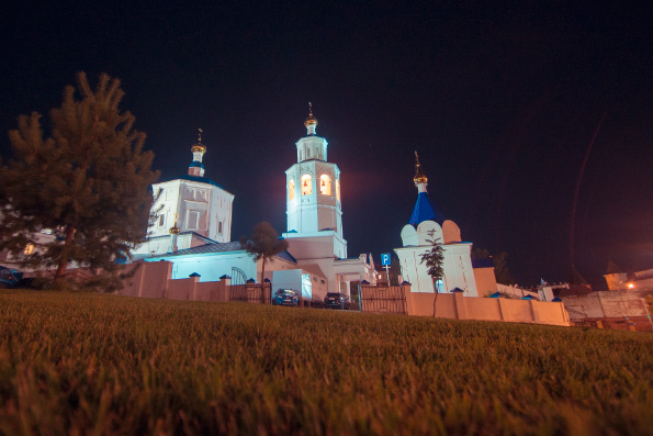 В канун праздника Рождества Богородицы митрополит Феофан совершил всенощное бдение в Пятницкой церкви города Казани