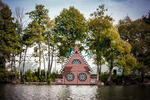 На Раифском озере началось строительство деревянной купальни