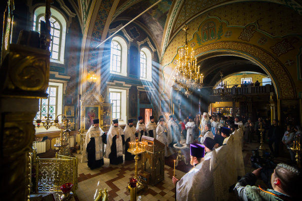 Митрополит Феофан совершил панихиду по погибшим в результате трагических событий в Керченском политехническом колледже