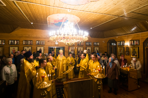 В канун Недели 26-й по Пятидесятнице митрополит Феофан совершил всенощное бдение в храме иконы Божией Матери «Всецарица»