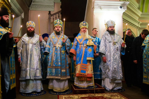 В канун празднования Казанской иконе Божией Матери митрополит Феофан возглавил всенощное бдение в Богородицкой обители Казани  