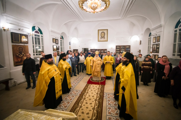 В канун Недели 28-й по Пятидесятнице митрополит Феофан совершил всенощное бдение в храме святителя Варсонофия Казанского