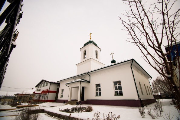 В Неделю 28-ю по Пятидесятнице митрополит Феофан возглавил Литургию в храме святителей Казанских в селе Столбище