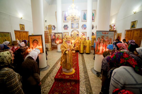 В Неделю 29-ю по Пятидесятнице митрополит Феофан совершил Литургию в храме святителя Гурия Казанского в селе Ципья