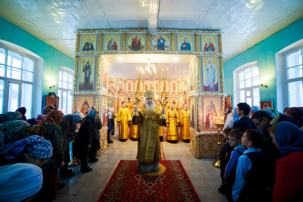 В Неделю 30-ю по Пятидесятнице митрополит Феофан совершил Литургию в Никольском храме села Пестрецы