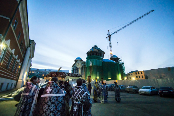 Митрополит Феофан совершил утреню Великой Субботы с чином погребения в Казанско-Богородицком монастыре