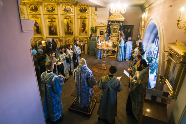 В канун Субботы Акафиста митрополит Феофан возглавил утреню в Богородицком монастыре Казани