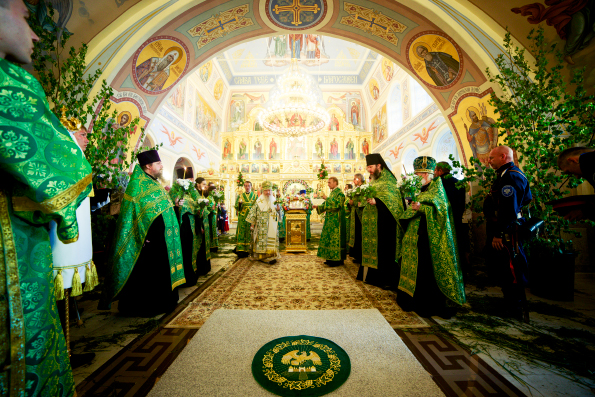 В канун праздника Троицы митрополит Феофан совершил всенощное бдение в Духосошественском храме Казани