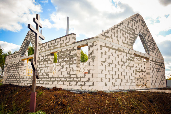 В Набережных Челнах около строящейся Крестовоздвиженской церкви прошел праздничный молебен