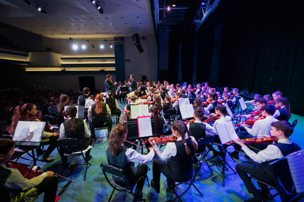 Учащиеся православной гимназии города Казани посетили выступление молодежного оркестра «Рождественский дар»