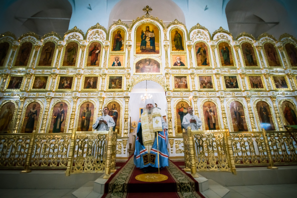 В канун праздника Крещения Господня митрополит Феофан возглавил всенощное бдение в Богоявленском соборе Казани