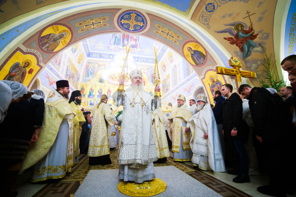 В праздник Рождества Христова глава Татарстанской митрополии совершил Литургию в Духосошественском храме Казани