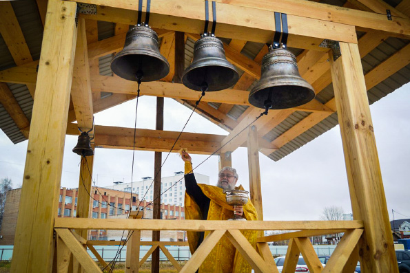 В набережночелнинском приходе святителя Николая Чудотворца освятили новую звонницу
