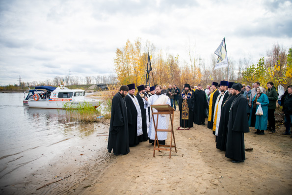 В Покровскую родительскую субботу у храма-памятника Нерукотворного образа Спасителя в городе Казани епископ Иннокентий совершил литию