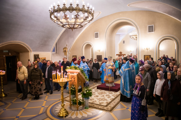 В канун праздника Покрова Богородицы митрополит Феофан совершил всенощное бдение в Александро-Невском храме Казани
