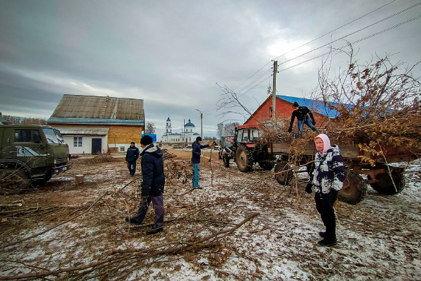 В первые дни Рождественского поста челнинцы совершили трудовую поездку в скит елабужского монастыря
