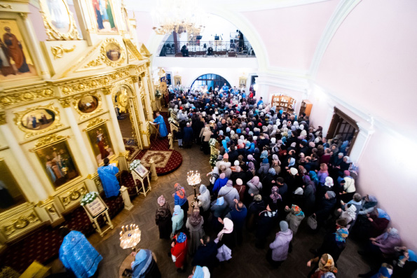 В канун празднования Казанской иконе Божией Матери митрополит Феофан совершил всенощное бдение в Казанско-Богородицком монастыре