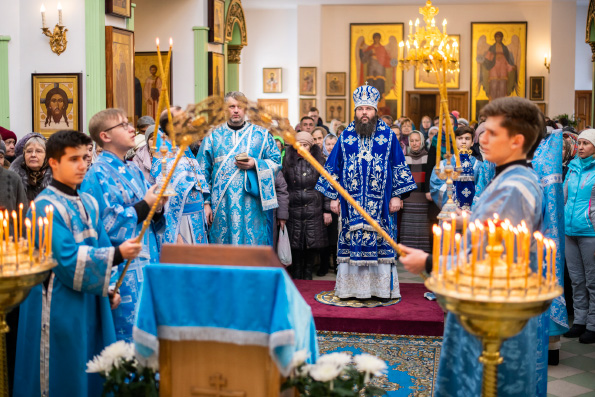 В праздник Введения во храм Пресвятой Богородицы епископ Иннокентий совершил Литургию в Серафимовском храме Казани