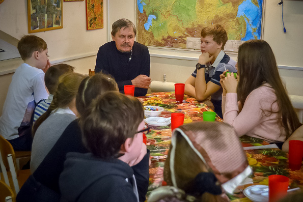 В Вознесенском соборе Набережных Челнов состоялась встреча молодежи со священником