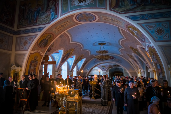 В четверг первой седмицы Великого поста митрополит Феофан совершил повечерие с чтением канона преподобного Андрея Критского в Духосошественском храме Казани