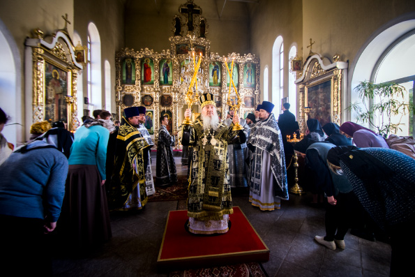 В Великую Среду митрополит Феофан совершил Литургию Преждеосвященных Даров в храме при Казанской семинарии