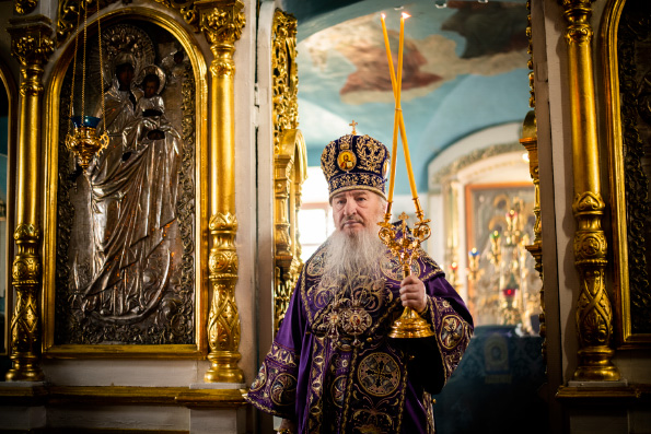 В Великий Четверток митрополит Феофан совершил Литургию в Преображенском храме села Большие Кабаны