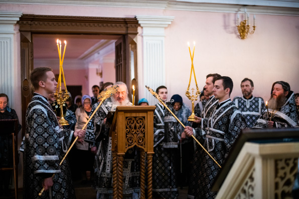 В канун Великого Пятка митрополит Феофан совершил утреню с чтением двенадцати Страстных Евангелий в Казанско-Богородицком монастыре
