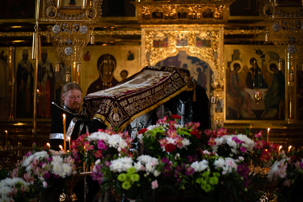 В Великий Пяток митрополит Феофан совершил вечерню с выносом Плащаницы Спасителя в Успенском Зилантовом монастыре