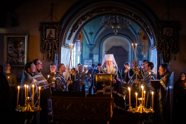 В канун Четвертка Великого канона митрополит Феофан возглавил утреню с чтением Великого канона в Петропавловском соборе Казани